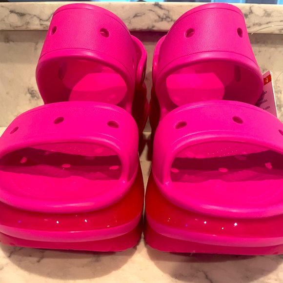 NWT- Crocs platform mega crush hot pink sandals. Size 8.0 - Picture 2 of 5